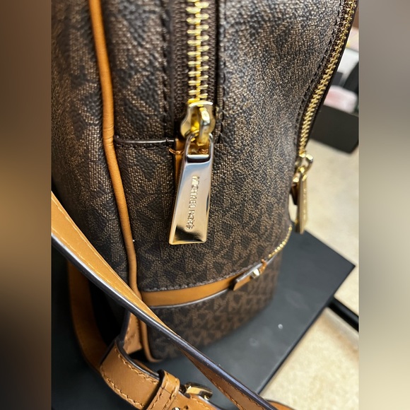 Michael Kors NWOT never used mini backpack, one size, brown - Picture 3 of 10